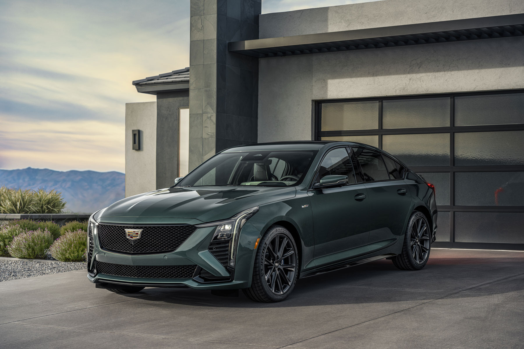 «Заряженные» Cadillac CT5 V-серии обзавелись 33-дюймовым экраном