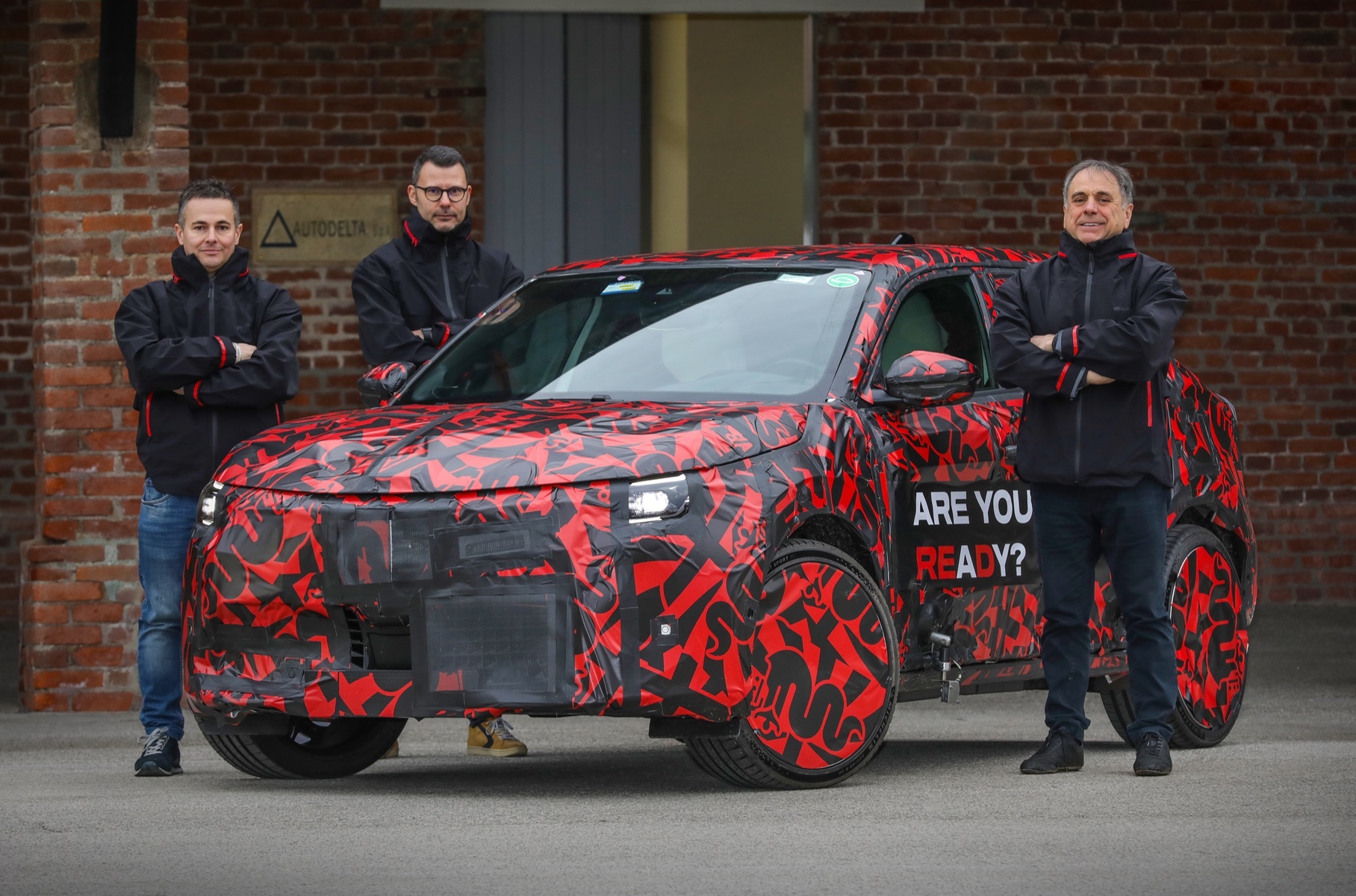 Компания Alfa Romeo выложила в Сеть фотографии с тестов нового кроссовера Milano.