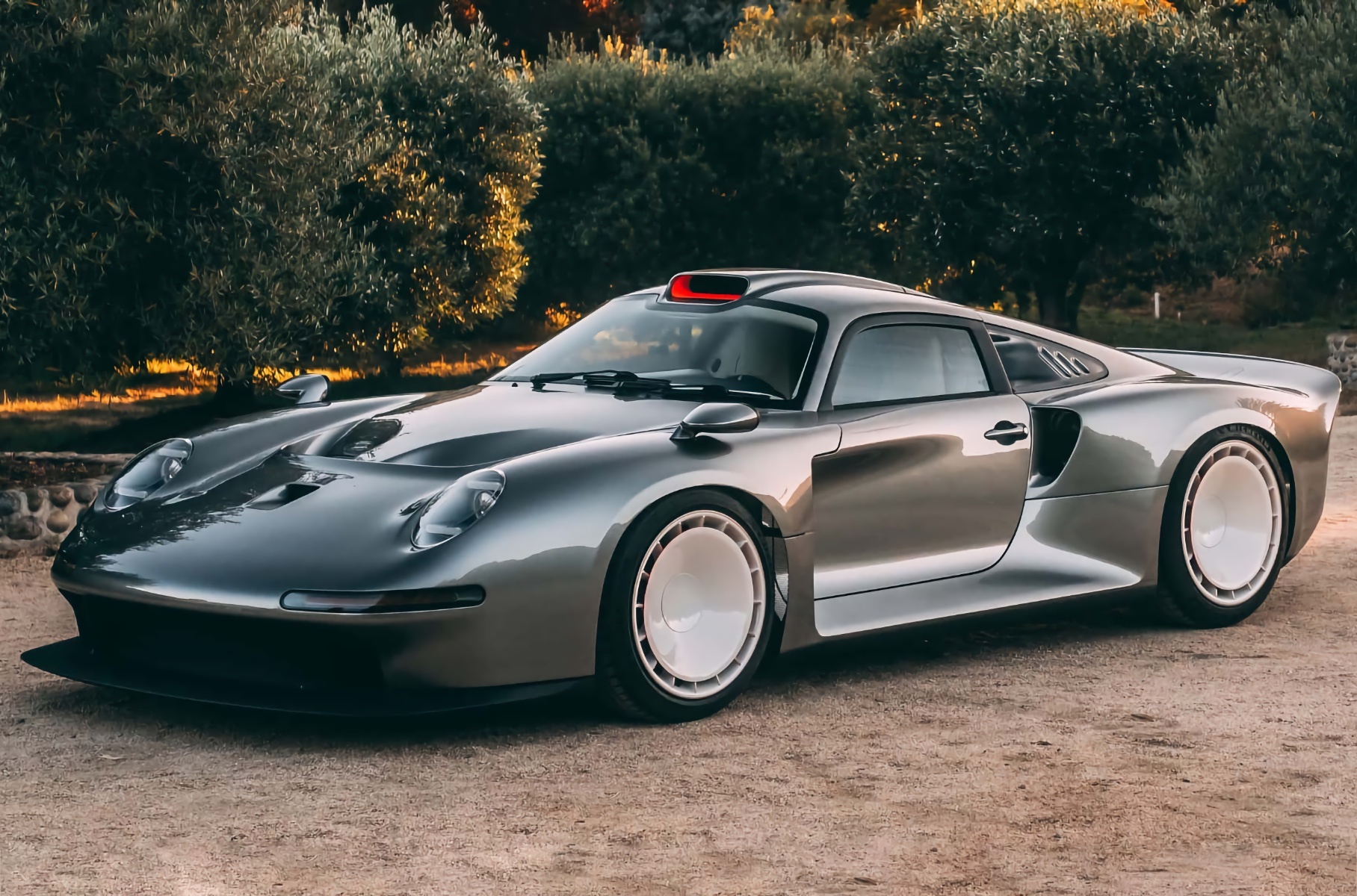 Британцы построили современную версию суперкара Porsche 911 GT1 из 1990-x