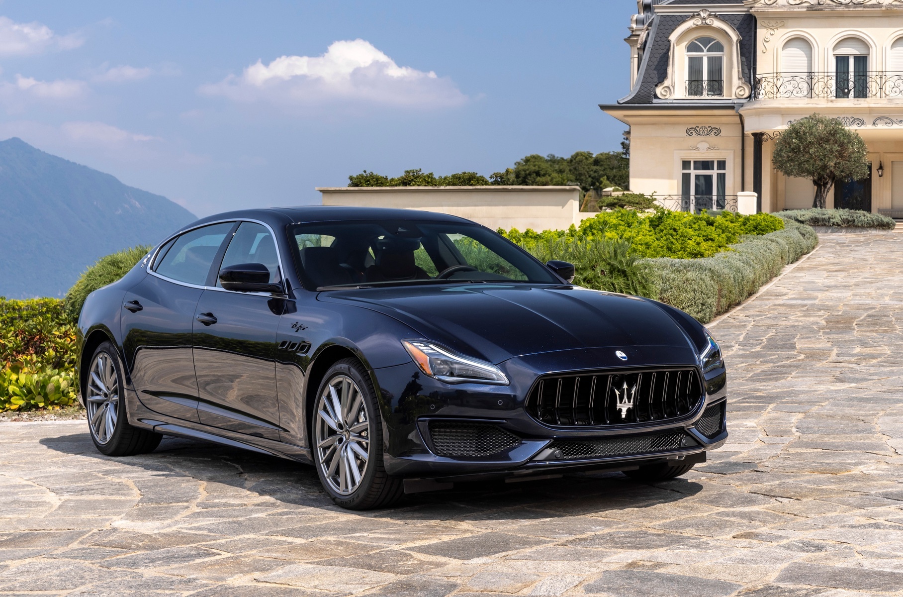 Компания Maserati показала уникальные Quattroporte Grand Finale и MC20 Iris