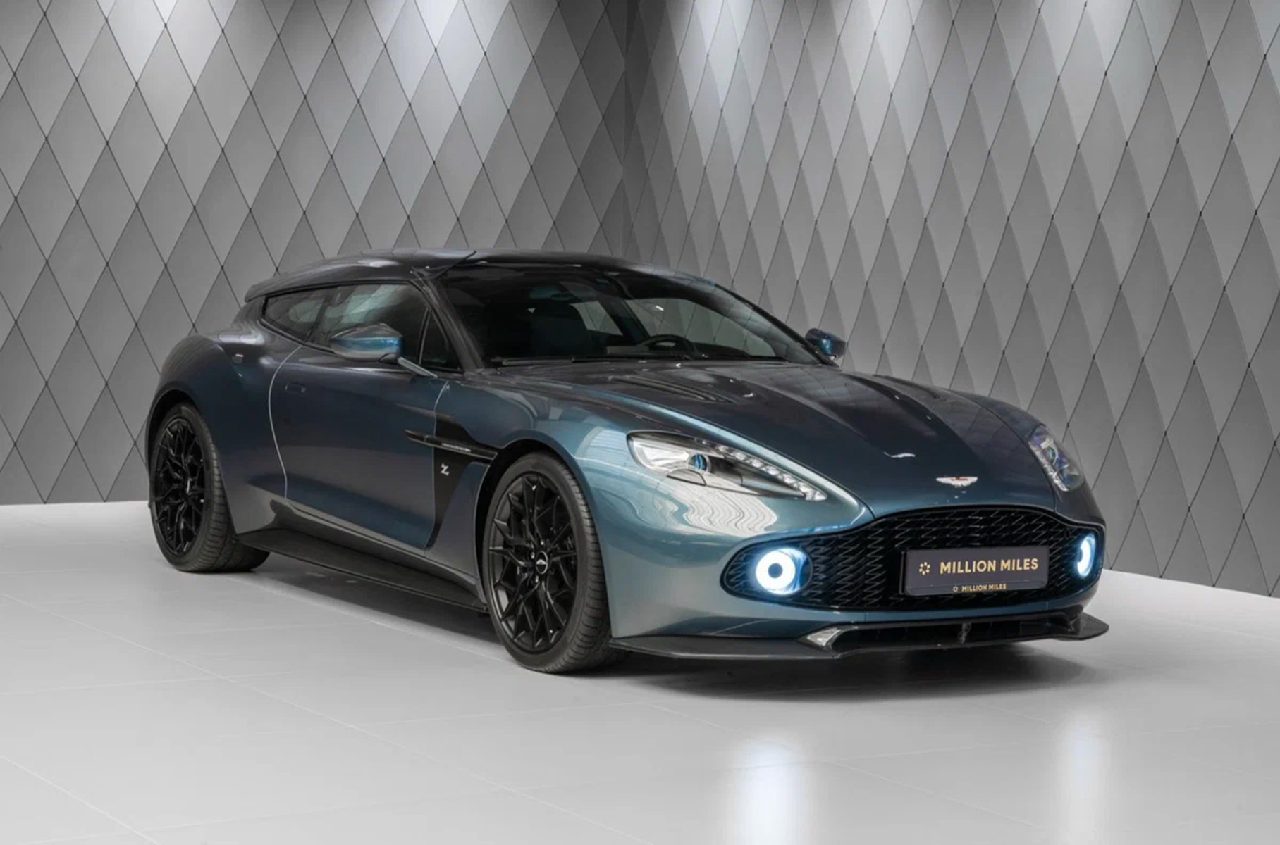 1 из 99 универсалов Aston Martin Vanquish Zagato выставили на продажу в Москве