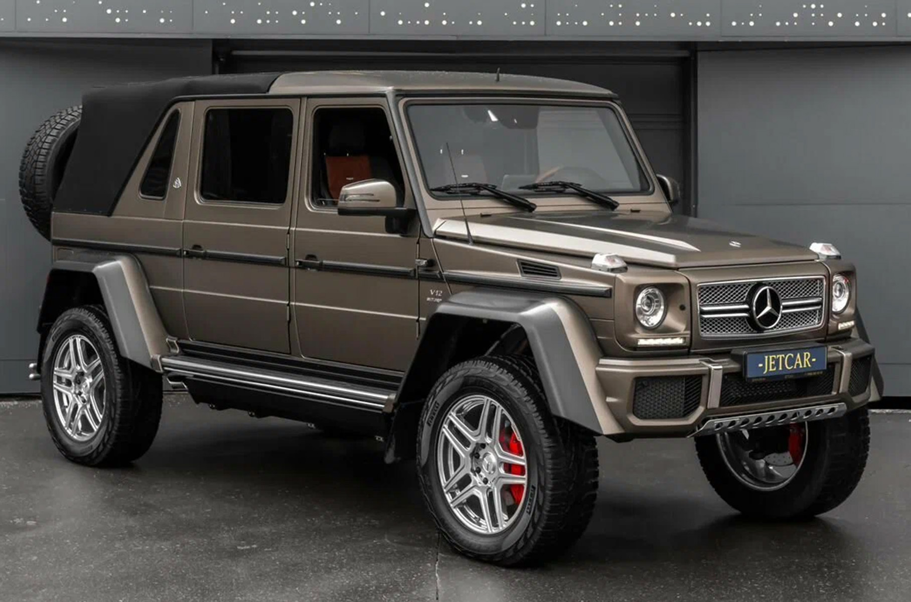 Московский дилер продает внедорожник Mercedes-Maybach G 650 Landaulet 2018 года